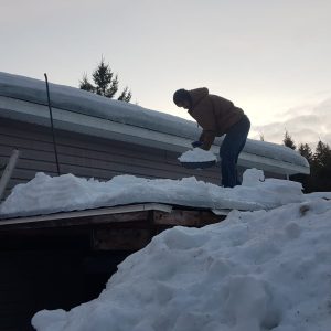 Déneiger un toit en urgence pour prévenir des fuites.